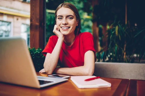 Halblanges Porträt Der Schönen Werbetexterin Die Software Auf Dem Laptop — Stockfoto