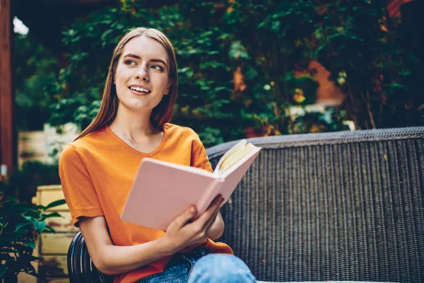 Donna Intelligente Attraente Sognante Che Pensa Appezzamento Letteratura Bestseller Interessante — Foto Stock