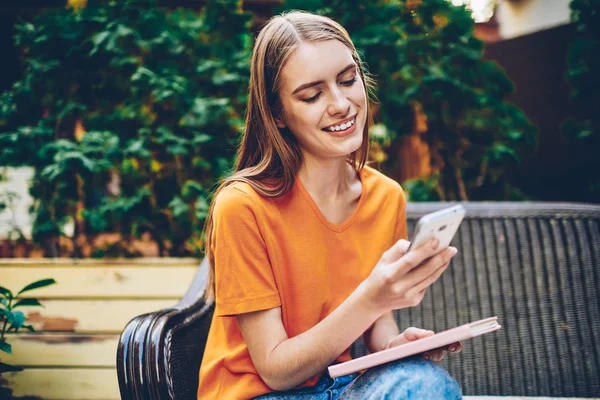 Smiling Young Woman Making Payment Online Free High Speed Inernet — Stock Photo, Image