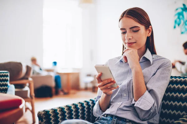 Nachdenkliche Junge Frau Macht Geldüberweisung Auf Dem Smartphone Über Kostenlose — Stockfoto