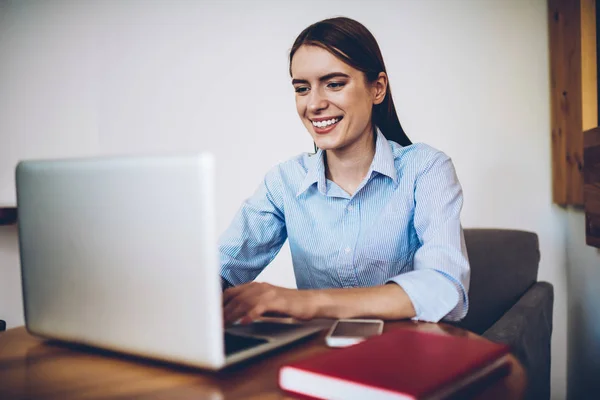 Vellykket Kvinnelig Profesjonell Utvikling Nytt Program Digital Laptop Koblet Til – stockfoto