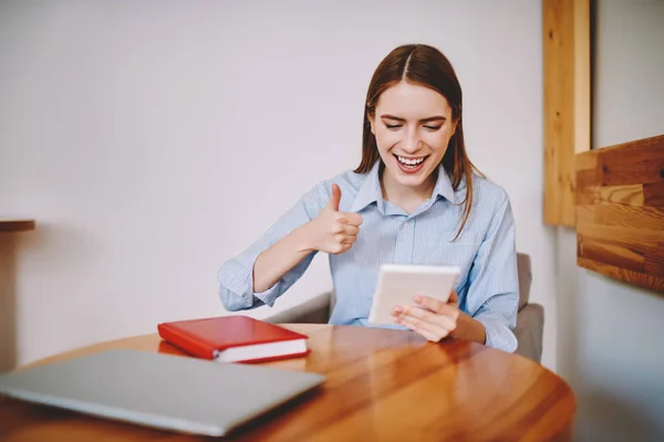 Positive Fenmale Bloggerin Zeigt Ihren Followern Während Eines Live Streams — Stockfoto