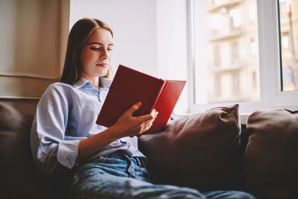 Mujer Joven Capacitada Descansando Cómodo Sofá Leyendo Libro Interesante Con — Foto de Stock