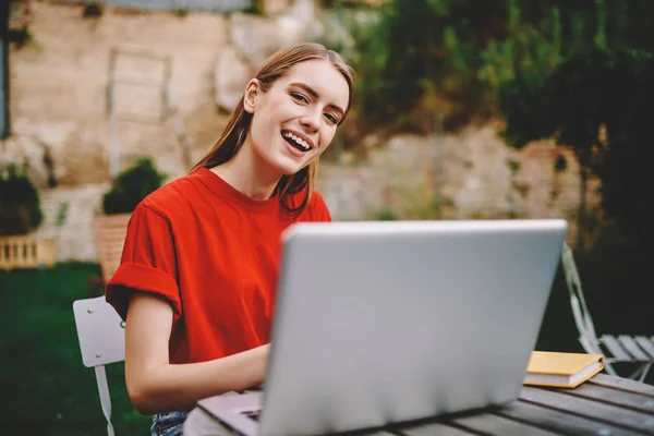 Kamera Ise Dizüstü Bilgisayar Aygıt Uzak Bitirme Gülümseyen Mutlu Kadın — Stok fotoğraf