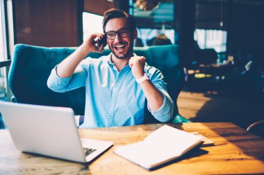 Duygusal erkek web tasarımcısı smartphone arkadaş favori takım başkanı zafer tarafından hoş bir sürpriz sürpriz. Mutlu işadamı telefonla teklif kazanma hakkında iyi haberlerim var.