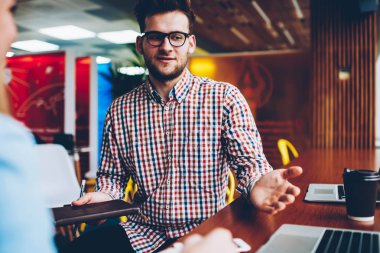 Genç Öğrenci sınav hazırlık Üniversitesi iç modern dizüstü bilgisayar öğrenim sırasında arkadaş bilgileri açıklayan akıllı. Şık hipster adam talkig danışmanlık sırasında üretken stratejisi hakkında