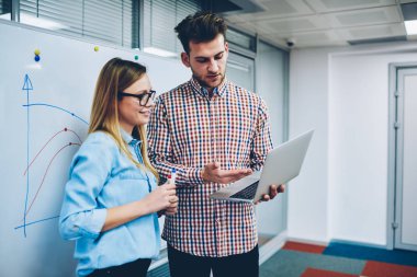 Dizüstü bilgisayarda internet bağlantısı ile başarılı öğrenci için sunuyu gösteren profesyonel erkek öğretmen. Netbook Web sitesinde online video tartışıyor kadın öğretmen ve yenilikçi adam izledim