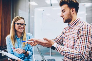 Yetenekli öğrenci testindeki hataları şık coworking uzayda okuyan başarılı kadın öğretmen ile tartışıyor. Üniversitesi'nde kendi proje geliştirme olumlu hippi kız ve genç adam teamworking