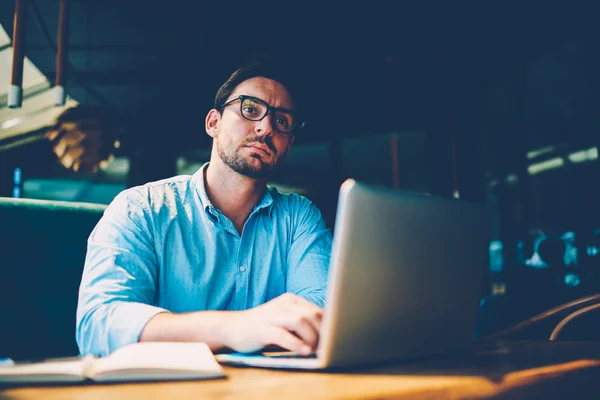 Freelancer Masculino Pensativo Óculos Anos Idade Pensando Design Criativo Para — Fotografia de Stock