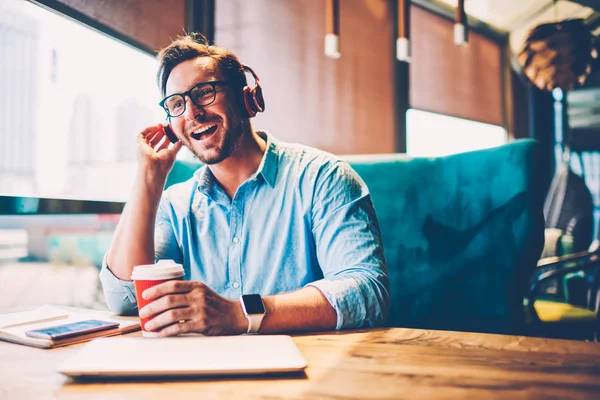 Hombre Barbudo Alegre Años Gafas Disfrutando Canción Favorita Lista Reproducción — Foto de Stock