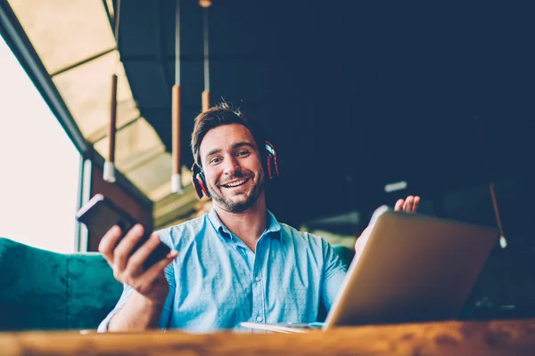 Halve Lengte Portret Van Succesvolle Bebaarde Ondernemer Glimlachend Camera Luisteren — Stockfoto