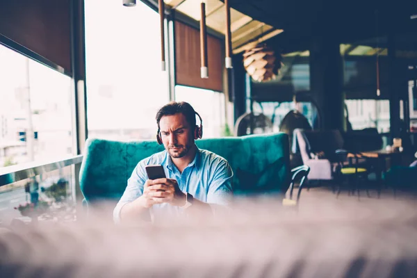 Homem Bonito Pensivo Ouvindo Música Rádio Fones Ouvido Modernos Transferindo — Fotografia de Stock