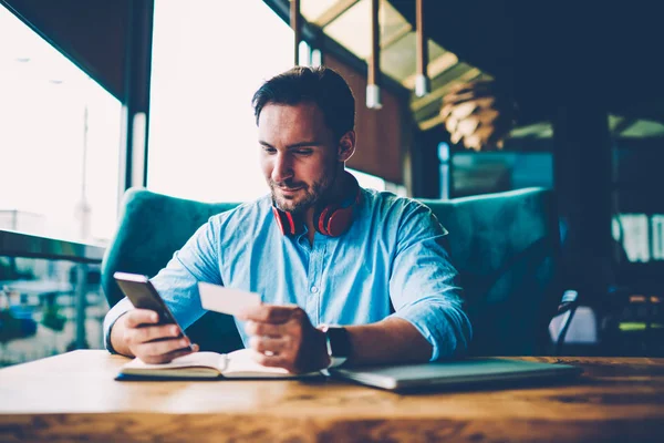 Qualifizierte Gut Aussehende Entwickler Suchen Arbeit Auf Internet Website Auf — Stockfoto