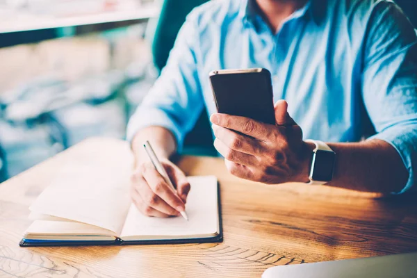 Redusert Bilde Stilig Mann Med Digital Smarttelefon Hånden Omskriving Tekstinformasjon – stockfoto