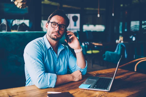 Empresário Barbudo Confiante Óculos Conversando Com Parceiro Telefone Celular Enquanto — Fotografia de Stock