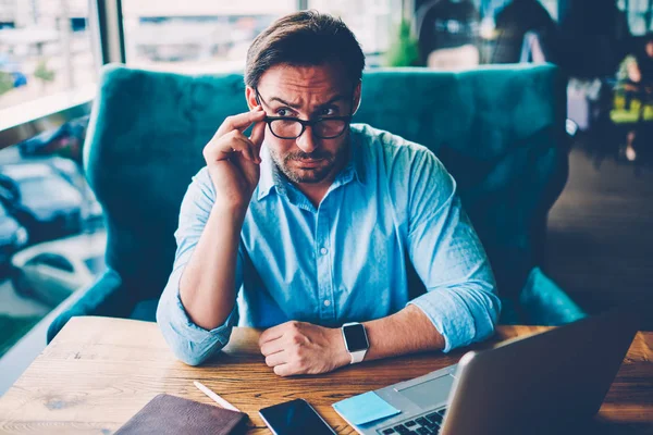 Empresario Barbudo Vestido Con Camisa Azul Que Fija Las Gafas —  Fotos de Stock