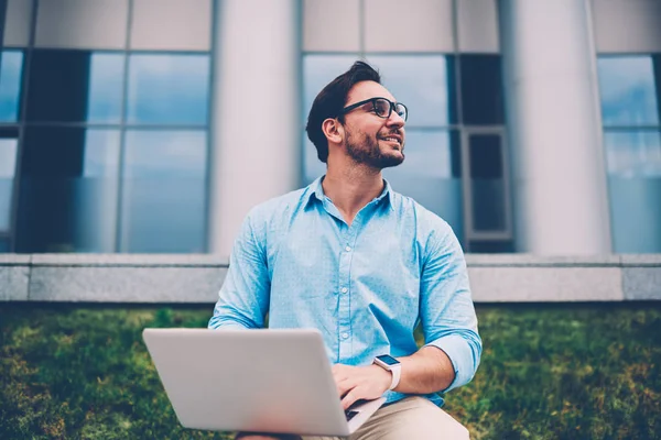 Alegre Web Designer Sucesso Óculos Ópticos Olhando Para Longe Atualizar — Fotografia de Stock