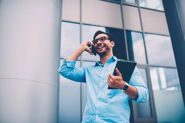 Lykkelig Positiv Entreprenør Briller Som Snakker Vellykket Prosjekt Med Venn – stockfoto