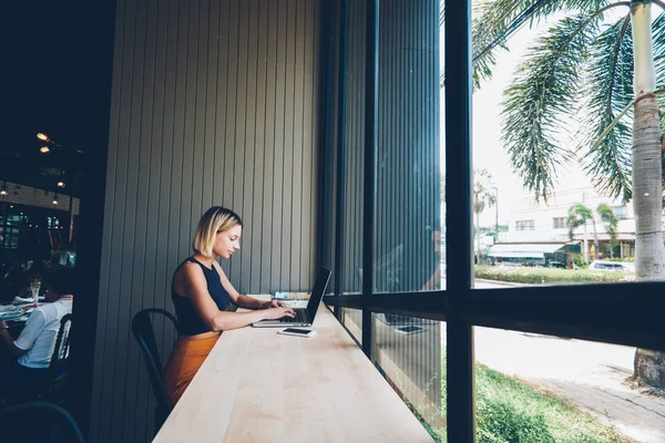 Vrouwelijke Blonde Freelancer Typen Informatie Website Moderne Laptopcomputer Aangesloten Interent — Stockfoto