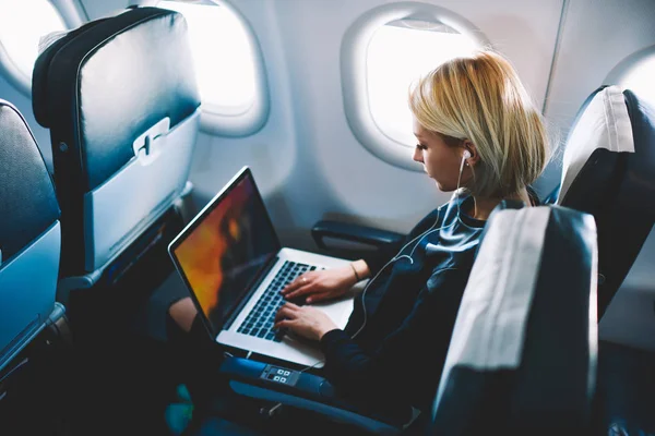 Atractiva Pasajera Caucásica Del Avión Sentada Asiento Cómodo Escuchando Música — Foto de Stock