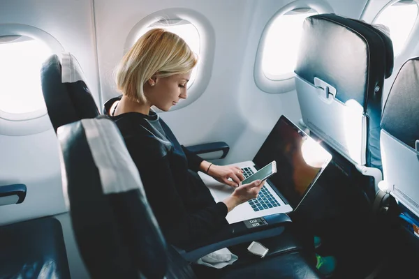 Donna Affari Con Taglio Capelli Corto Seduto Cabina Aereo Chatta — Foto Stock