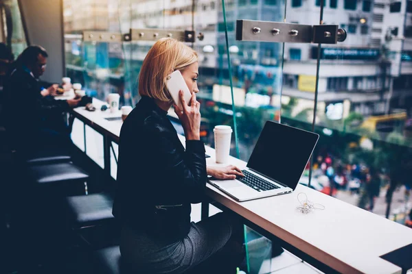 Jonge Blonde Zakenvrouw Gesprek Met Mobiele Operator Smartphoneapparaat Terwijl Het — Stockfoto