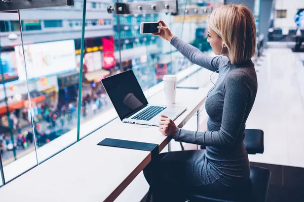 Stijlvolle Blonde Student Selfie Maken Voorcamera Van Moderne Smartphone Voor — Stockfoto