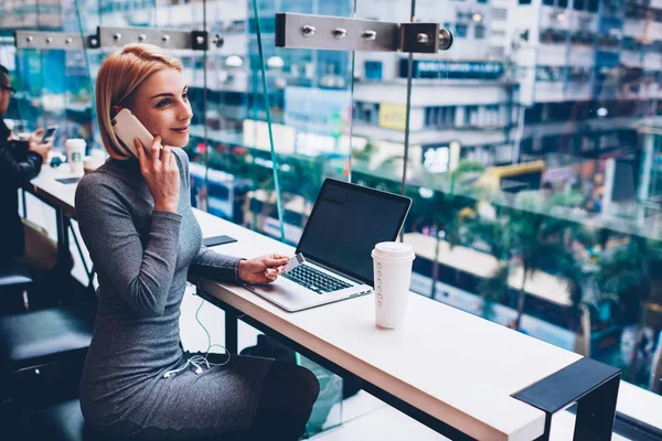 Lachende Aantrekkelijke Hipster Meisje Met Blonde Haren Praten Met Internet — Stockfoto