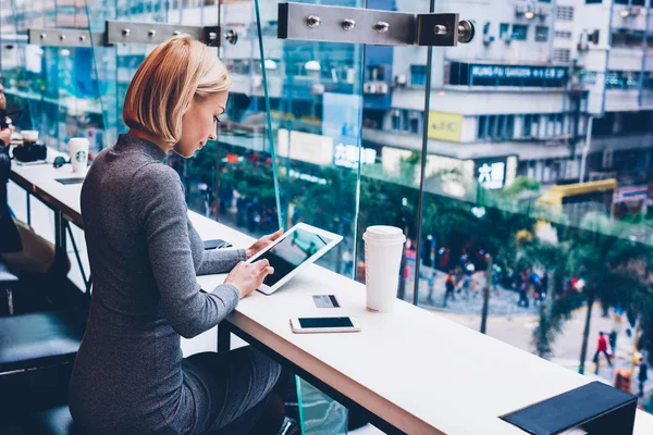 이메일을 도시와 커피숍 인테리어에 인터넷 연결을 태블릿 장치에 온라인 머리와 — 스톡 사진