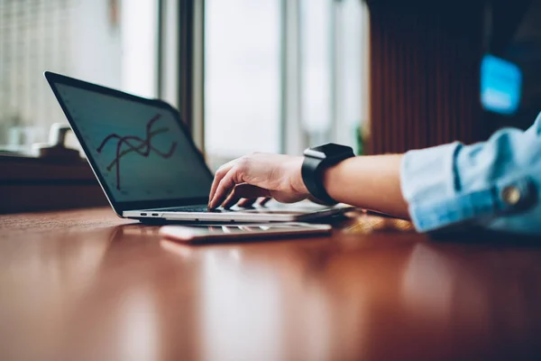 Imagen Recortada Mano Con Reloj Inteligente Escribiendo Teclado Computadora Portátil —  Fotos de Stock