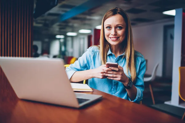 Poloviční Délka Portrét Šťastný Hezká Žena Blogger Online Chatování Následovníky — Stock fotografie