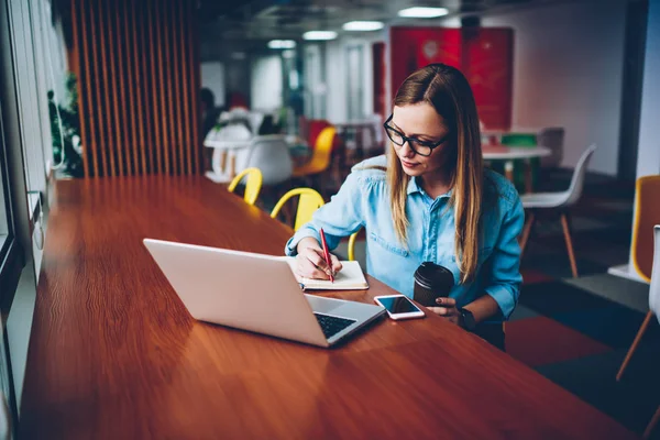 Smart Junge Frau Schreibt Arbeitsplan Notizblock Während Fernjob Laptop Computer — Stockfoto