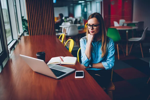 Geconcentreerde Jonge Vrouw Stijlvolle Eyewear Voor Geven Ogen Bescherming Kijken — Stockfoto