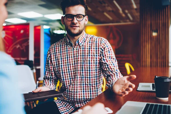 Joven Estudiante Inteligente Que Explica Información Amigo Durante Preparación Del — Foto de Stock