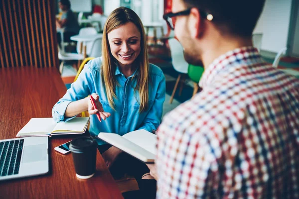 Muntre Unge Student Med Blondt Hår Diskuterer Lekser Sammen Med – stockfoto