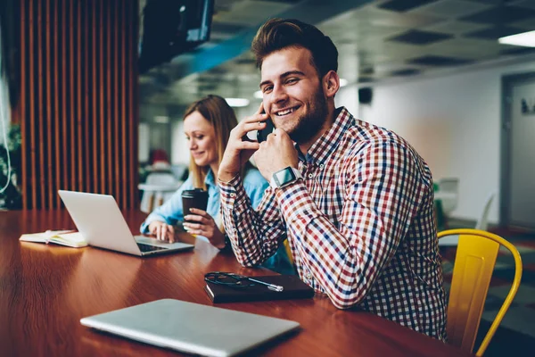 Portrett Munter Kjekk Hipster Som Smiler Til Kameraet Mens Han – stockfoto