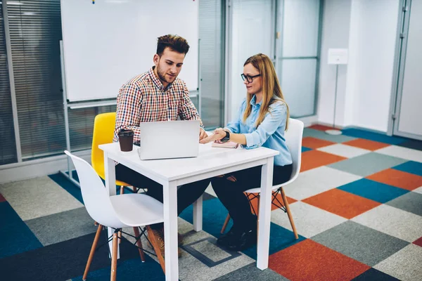 Kvalificerade Kvinnliga Handledare Förklarar Pedagogiskt Material Till Skicklig Studerande Titta — Stockfoto