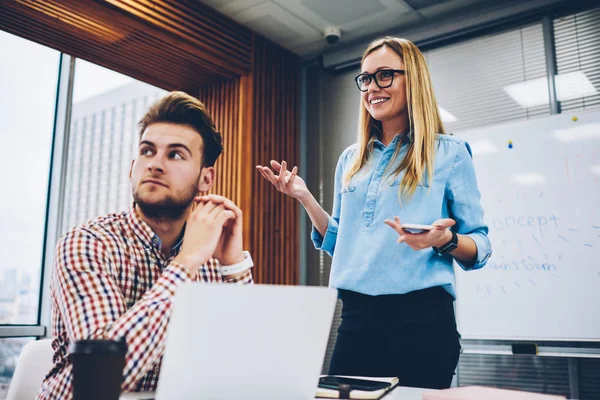 Fröhliche Tutorin Brille Lachend Und Wegschauend Zusammen Mit Versierten Studenten — Stockfoto