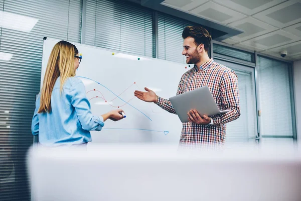 Erfolgreicher Männlicher Nachhilfelehrer Laptop Der Hand Der Dem Begabten Schüler — Stockfoto