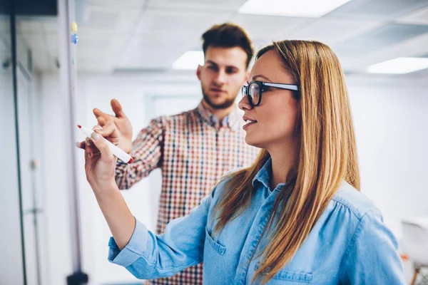 Selektiv Fokus Duktiga Student Glasögon Ritning Diaram Lektion Med Kvalificerade — Stockfoto