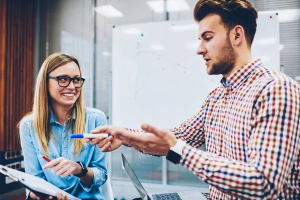 Yetenekli öğrenci testindeki hataları şık coworking uzayda okuyan başarılı kadın öğretmen ile tartışıyor. Üniversitesi'nde kendi proje geliştirme olumlu hippi kız ve genç adam teamworking