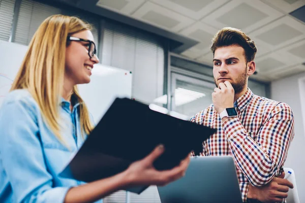 Reflexionando Tutor Masculino Pensando Idea Exitosa Los Cursos Escuchados Los — Foto de Stock