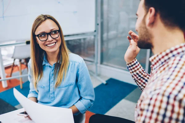 Focus Sélectif Sur Tuteur Féminin Professionnel Joyeux Dans Les Lunettes — Photo