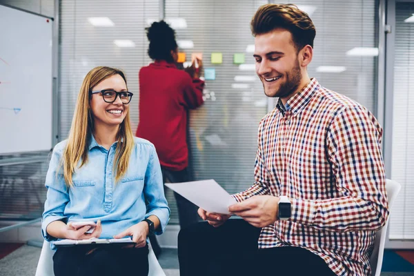 Estudiante Positiva Riendo Mientras Lee Una Tarea Divertida Papel Una — Foto de Stock