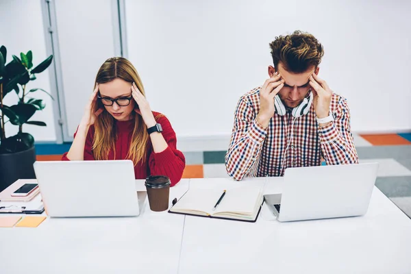 Exagerado Cansado Dois Estudantes Hipster Aprendendo Informações Estudar Sites Computadores — Fotografia de Stock