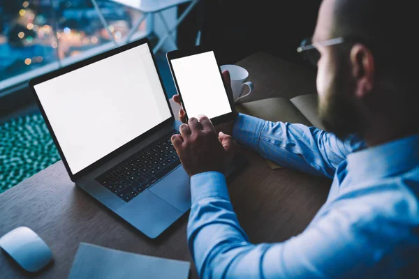 Pengusaha Menggunakan Koneksi Nirkabel Untuk Menyinkronkan Tablet Dan Netbook Dengan — Stok Foto