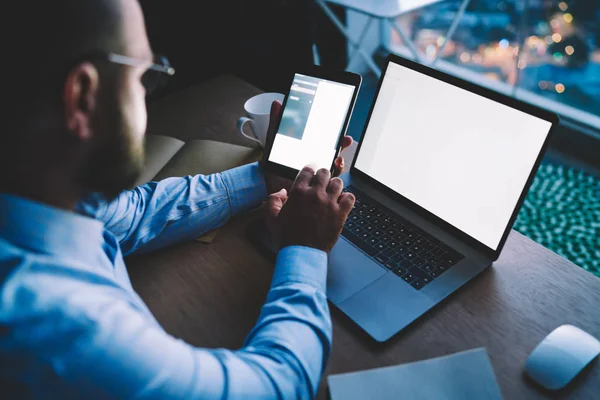 Transacción Masculina Concentrada Que Hace Vía Aplicación Tableta Con Pantalla — Foto de Stock