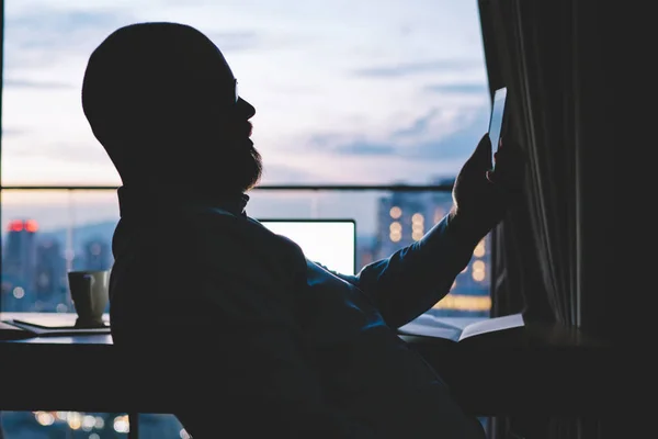 Skilled Male Freelancer Reading Publication Smartphone Doing Remote Work Apartment — Stock Photo, Image