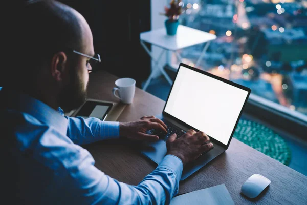 Businessman Keyboard Bærbar Datamaskin Med Skjerm Som Virker Fjernt Rapport – stockfoto