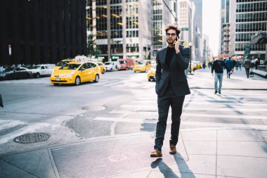 New York sokakta geziniyor ve iş ortağı ile son finansal haberler tartışırken Smartphone'da konuşurken kendinden emin gurur CEO'su. Başarılı ekonomist, telefonla iletişim şık formal giyim